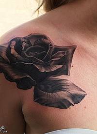 肩部写实的黑玫瑰纹身图案