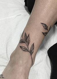 脚腕上的树叶纹身图案