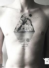 胸膛上的一座山纹身图案