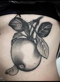 胸下黑灰苹果纹身图案