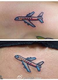 腹部的飞机纹身图案
