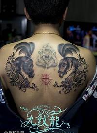 肩部的天堂之马纹身图案
