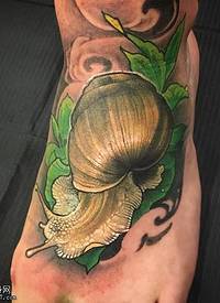 脚面上的蜗牛纹身图案