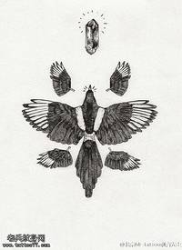 经典的乌鸦翅膀钻石纹身图案