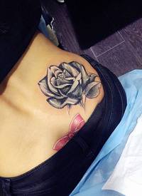 臀部黑灰玫瑰花纹身图案