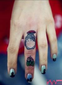 手指可爱龙猫纹身图片