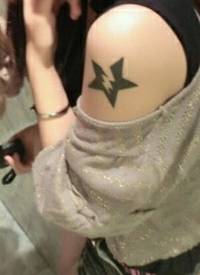 女生手臂五角星闪电个性纹身图片