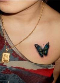 时尚美女胸前唯美好看的蝴蝶时尚纹身图片