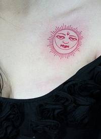 美女胸前太阳神个性纹身图片