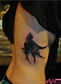 肋骨燕子纹身图案
