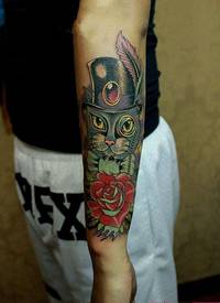 欧美风绅士猫手臂纹身图片