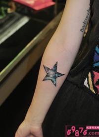 星空元素星星手臂纹身图片