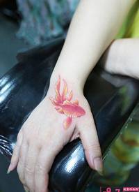 虎口中国小金鱼手臂纹身图片