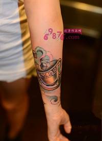 欧美风咖啡杯手臂纹身图片