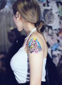 女生手臂彩色独角兽纹身图片