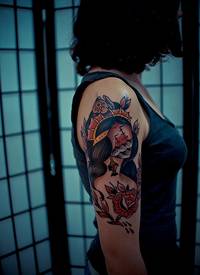 复古个性海的女儿手臂纹身图片
