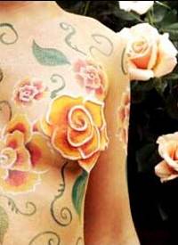 美女胸部全裸玫瑰花纹身图图片