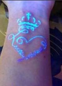 手部最时尚的荧光皇冠爱心纹身图图片