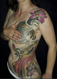 性感女生上半身漂亮荷花鲤鱼纹身图图片