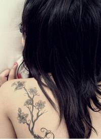漂亮女生肩部清新花树纹身图片