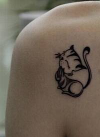 女生肩部唯美可爱小胖猫纹身图片