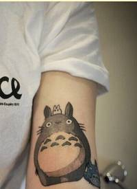 一款手臂个性龙猫纹身图案分享图片