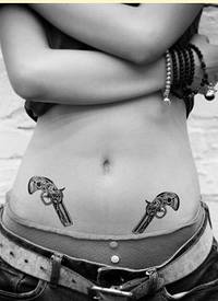 美女腹部好看的小手枪纹身图案