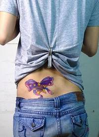 美女腰部漂亮好看的彩色蝴蝶结纹身图图片