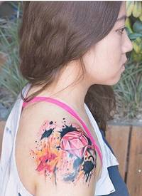 美女肩膀漂亮好看的泼墨钻石纹身图案