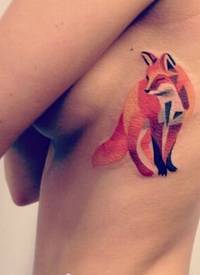 美女侧胸一款概念风格好看的狐狸纹身图片