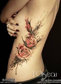 水墨风荆棘的玫瑰纹身图案