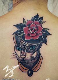 背部彩色玫瑰猫咪纹身图片