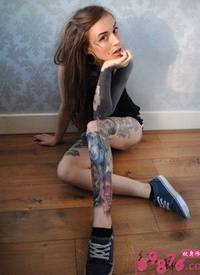 美女腿部创意复古纹身图片