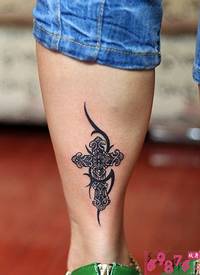 小腿复古时尚十字架纹身图案