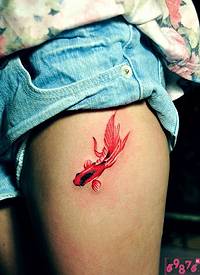 大腿红色可爱小金鱼纹身图片