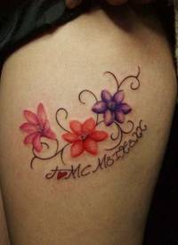 女孩大腿水仙花字母纹身图案