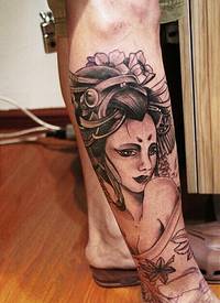 一款个性腿部黑灰艺妓纹身图案分享图片