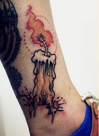 时尚腿部个性彩色蜡烛纹身