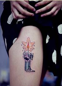 个性时尚女生腿部漂亮彩色蜡烛纹身图图片
