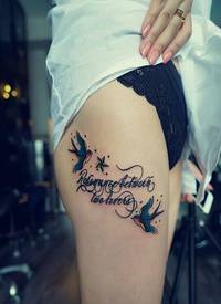 时尚女生腿部好看的彩色燕子字母纹身图片