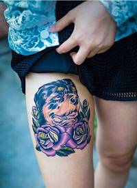 女生腿部时尚好看的汪星人玫瑰花纹身图片