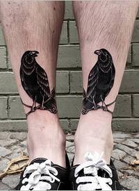 漂亮小腿上经典时尚好看的乌鸦纹身图图片