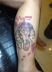 可爱粉色小象妞腿纹身图片