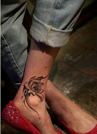 时尚女生脚踝漂亮好看的莲花纹身