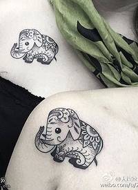 姐妹肩部小象纹身图案