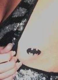 胸部蝙蝠纹身图案