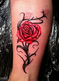 脚部漂亮的红玫瑰纹身图案