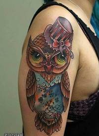 胳膊彩色猫头鹰纹身图案