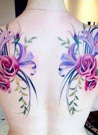 女生背部鲜艳的花卉纹身