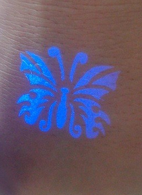 手肘上好看的荧光蝴蝶纹身图案